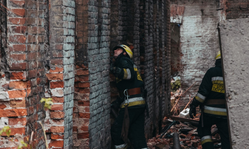 Пожар в Днепре: сотрудники ГСЧС тушили заброшенное здание