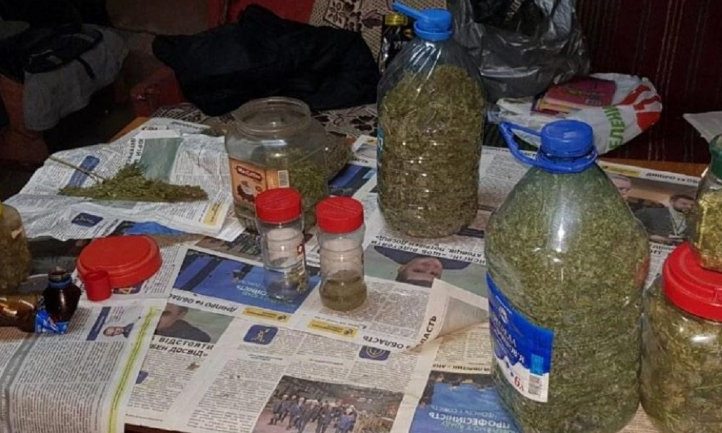 Житель Днепропетровщины хранил дома пластиковые бутылки с марихуаной