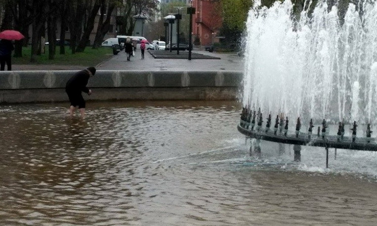 Житель Днепра искупался в городском фонтане