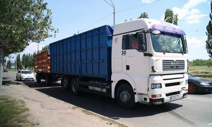 ДТП в Днепре: на дороге столкнулись грузовик с прицепом и Hyundai 