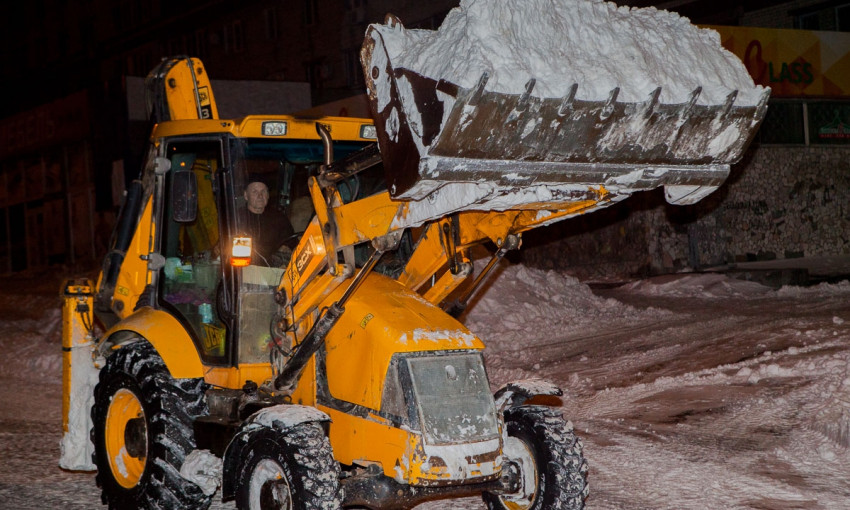 В Днепре коммунальщики устраняют последствия снегопада 