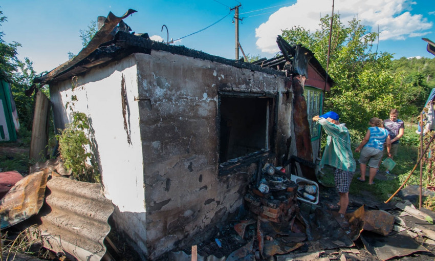 Любовный треугольник по-днепровски: пожарные тушили горевший дом