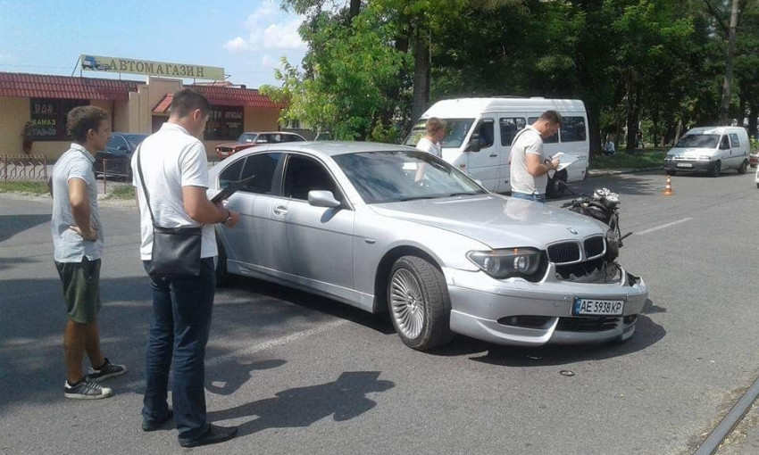 ДТП в Днепре: на Богдана Хмельницкого столкнулись BMW и мотоцикл