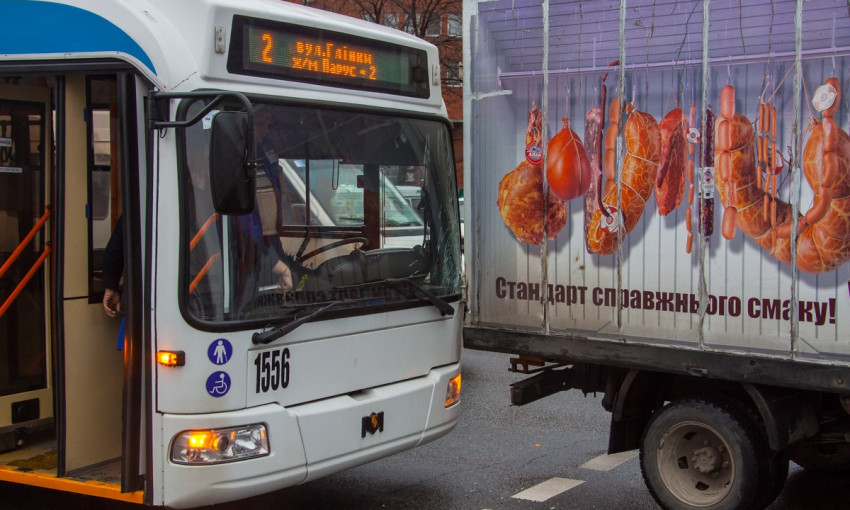 ДТП в Днепре: троллейбус врезался в грузовик с колбасой 
