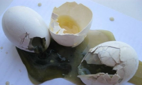 Товар "с душком": в магазине Днепра продают тухлые яйца