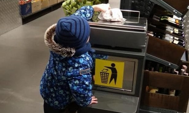 В Днепре маленький мальчик самостоятельно делал покупки в супермаркете