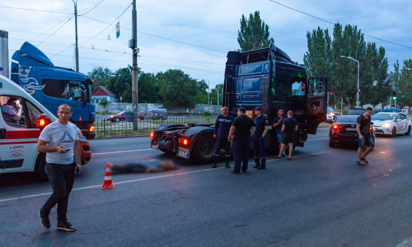 ДТП в Днепре: на Донецком шоссе фура сбила двоих пешеходов