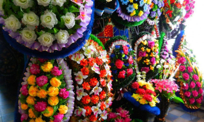 Из бюджета Днепра 400 тысяч гривен потратят на "ритуальные цветы"