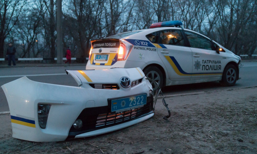 ДТП в Днепре: у полицейского Prius отвалился бампер 