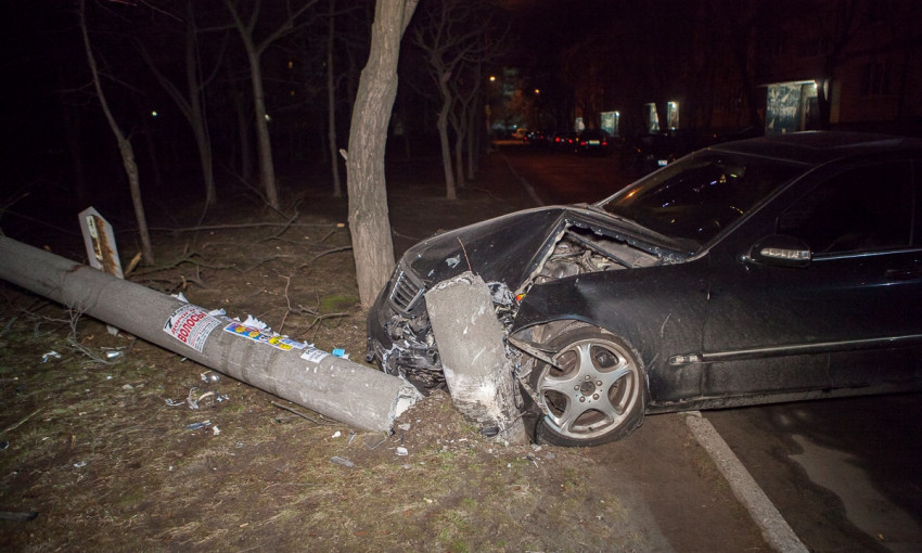 ДТП в Днепре: Mercedes врезался в столб