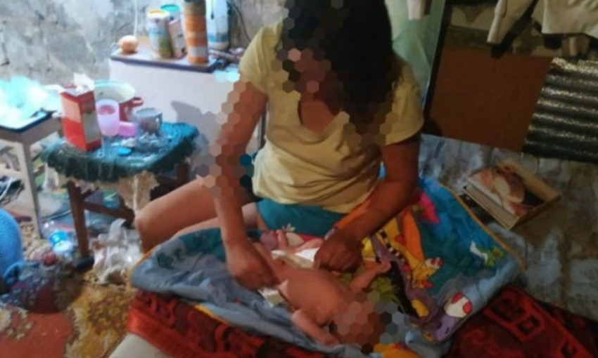 В Днепре пьяная мать положила новорожденного ребенка к собаке