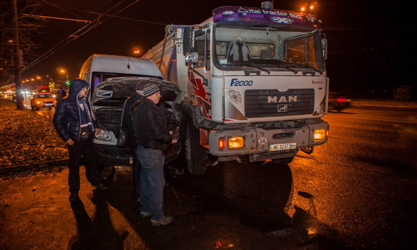 ДТП в Днепре: на дороге столкнулись маршрутка и самосвал