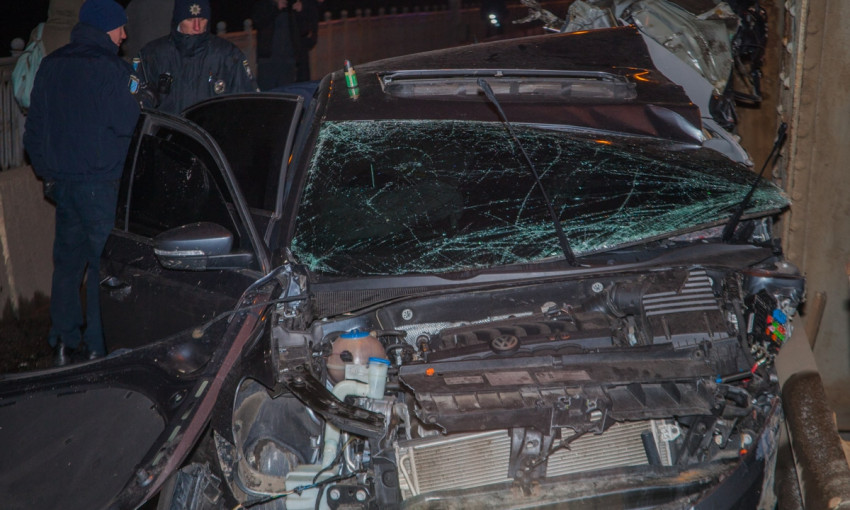 ДТП в Днепре: на Амурском мосту автомобиль врезался в ограждение