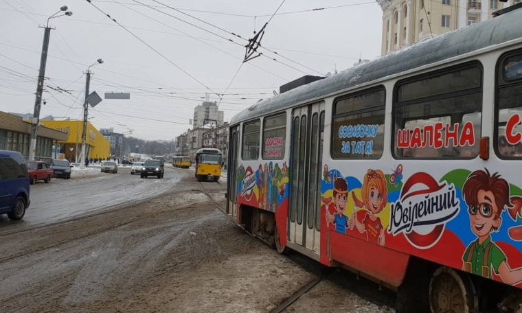 ЧП в Днепре: на Привокзальной площади трамвай сошел с рельсов