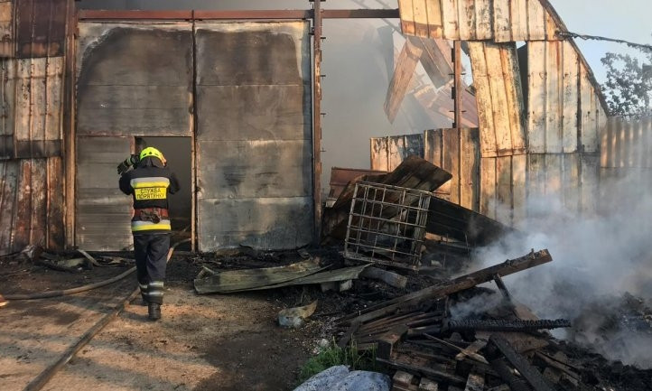 Пожар под Днепром: сотрудники ГСЧС тушили склад