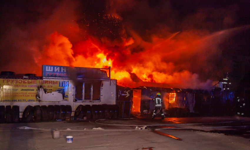 Пожар в Днепре: сотрудники ГСЧС тушили шиномонтаж