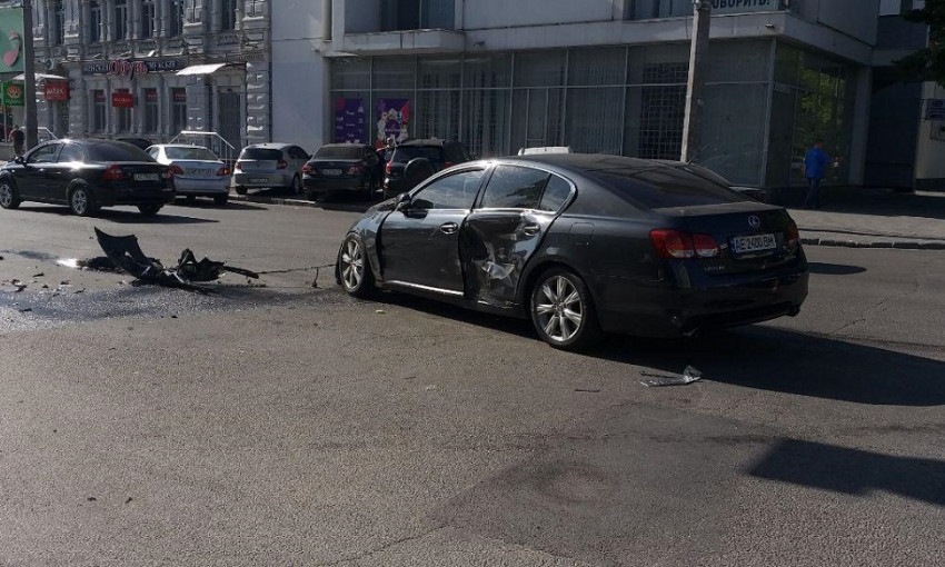 ДТП в Днепре: Mercedes столкнулся с Lexus 