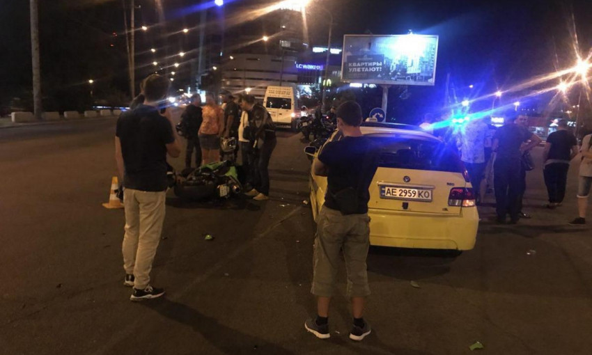 ДТП в Днепре: на Новом мосту столкнулись авто и мотоцикл 