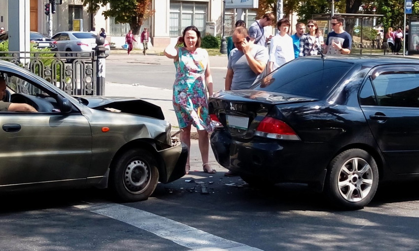 ДТП в Днепре: на перекрестке столкнулись два автомобиля