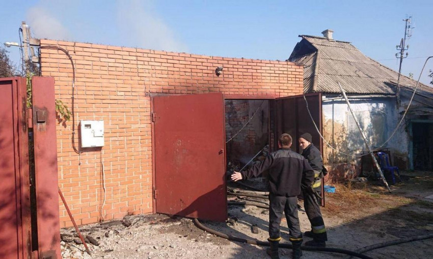 Пожар под Днепром: сотрудники ГСЧС тушили гараж и автомобиль