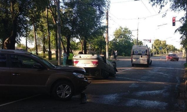 ДТП на Днепропетровщине: во время аварии перевернулся автомобиль 