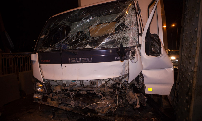 ДТП в Днепре: грузовик врезался в отбойник 