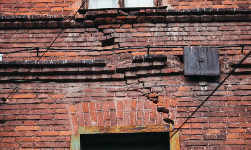 В Днепре на проспекте Пушкина разрушается старый дом