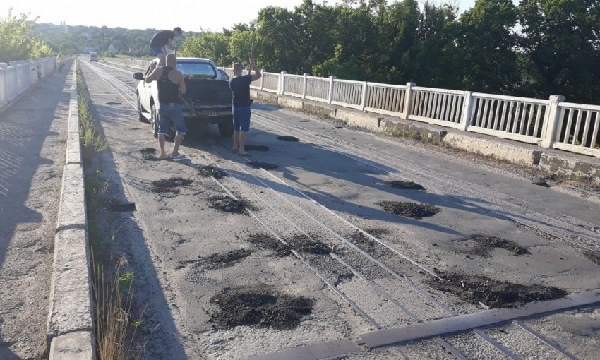 Под Днепром местные жители сами ремонтируют дороги 