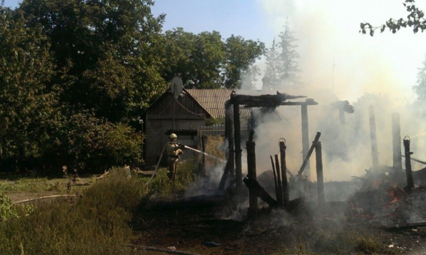 Пожар на Днепропетровщине: сотрудники ГСЧС тушили сарай