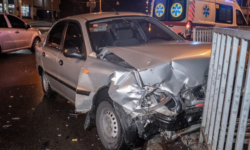 ДТП в Днепре: автомобиль врезался в оградительный забор