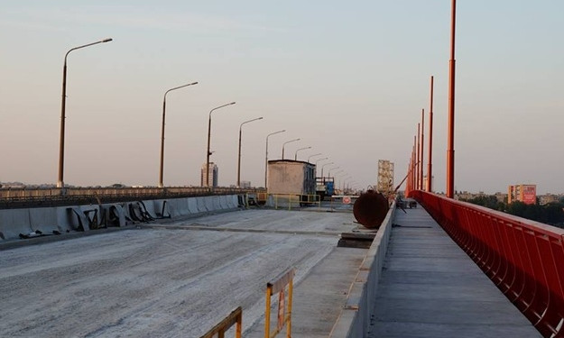 В Днепре Новый мост ремонтируют солдаты