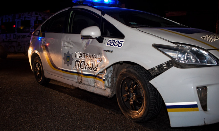 ДТП в Днепре: легковое авто врезалось в полицейский Prius