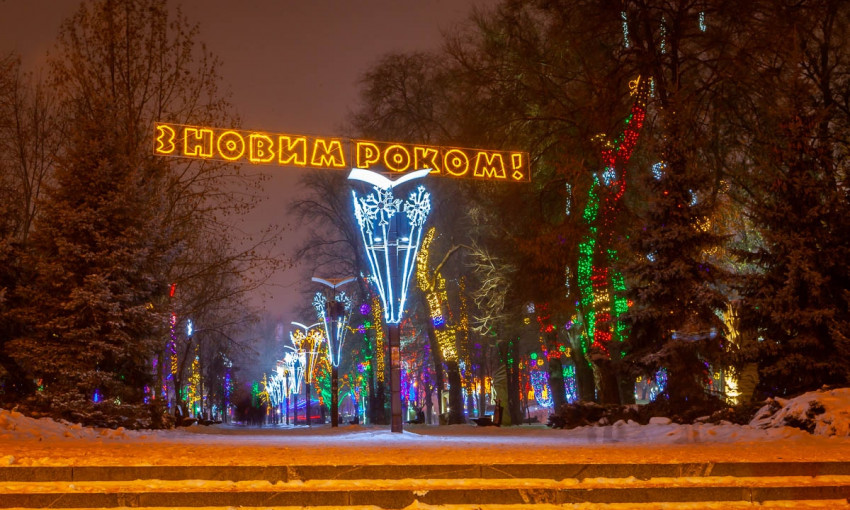 Зимний Днепр: как вечером выглядит сквер Героев