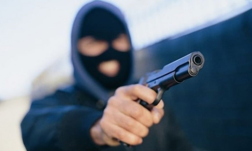 ЧП под Днепром: вооруженный мужчина ворвался в дом предпринимателя