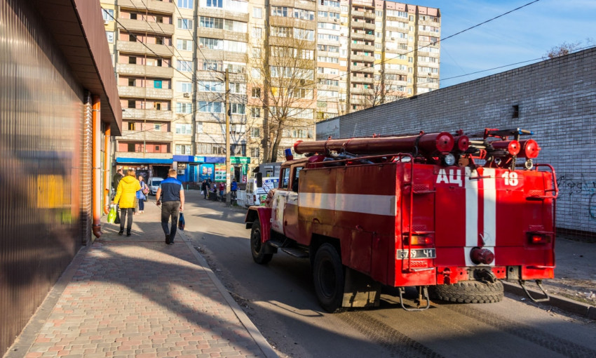 Пожар в Днепре: сотрудники ГСЧС тушили теплотрассу 