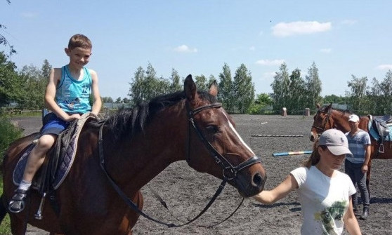 На Днепропетровщине полицейские повели школьников кататься на лошадях