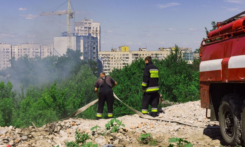 Пожар в Днепре: горела балка возле переулка Салтыкова-Щедрина