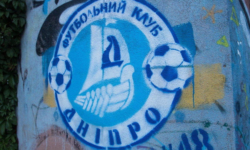Спортивный Днепр: на улицах города появились 100 эмблем футбольного клуба
