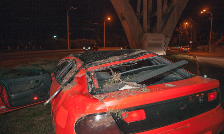 ДТП в Днепре: Mazda вылетела на клумбу и перевернулась