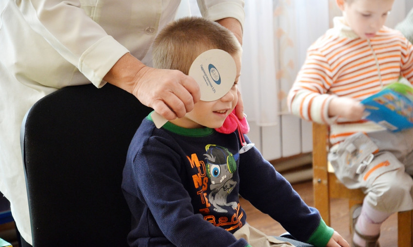 Детям-сиротам Днепропетровщины проверили зрение 