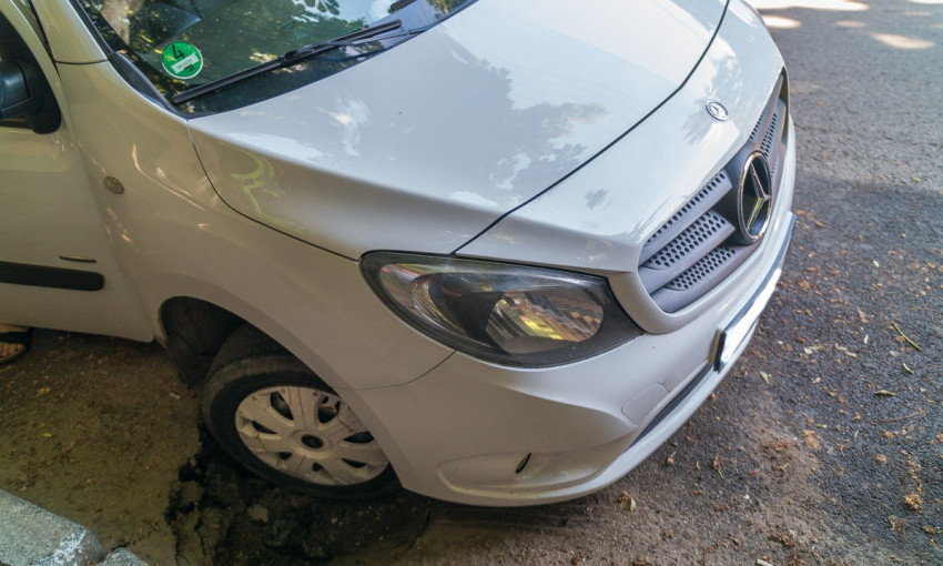 ЧП в Днепре: Mercedes начал «уходить под землю» в центре города