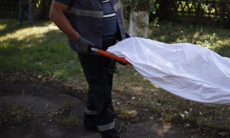 ЧП на Днепропетровщине: возле медучреждения нашли женский труп без одежды 