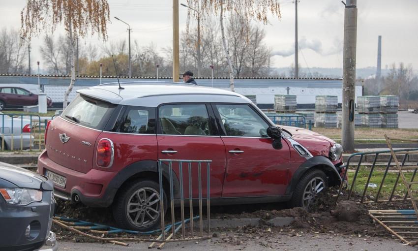 ДТП в Днепре: автомобиль врезался в ограду 