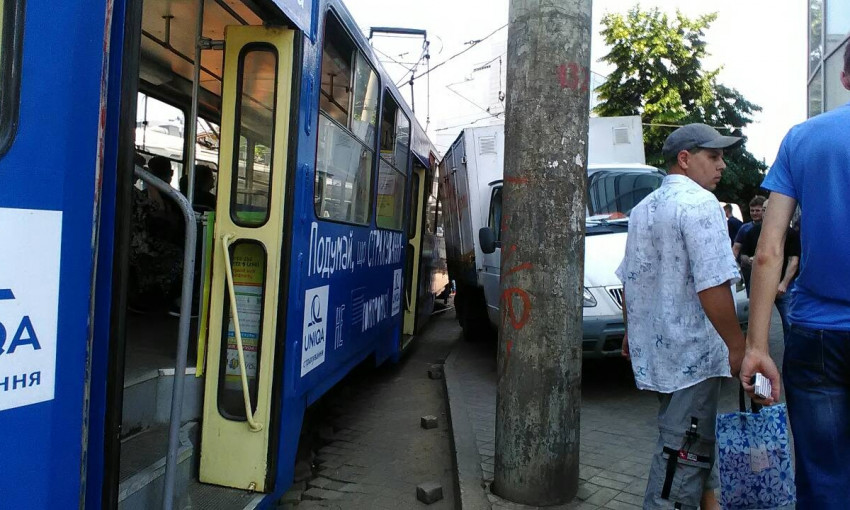 ДТП в Днепре: трамвай столкнулся с грузовым авто