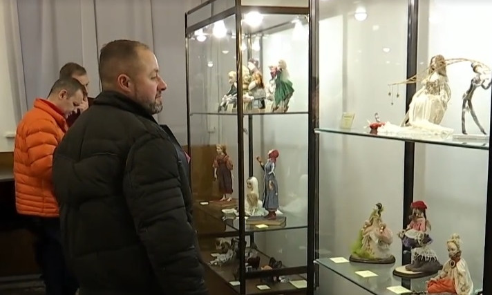 В историческом музее Днепра открыли выставку антикварных кукол 