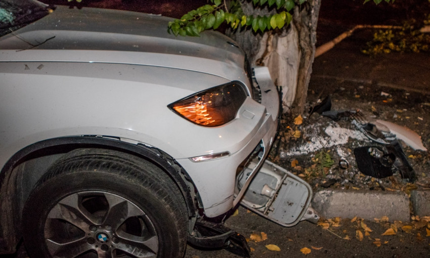 ДТП в Днепре: автомобиль врезался в дерево и снес столб