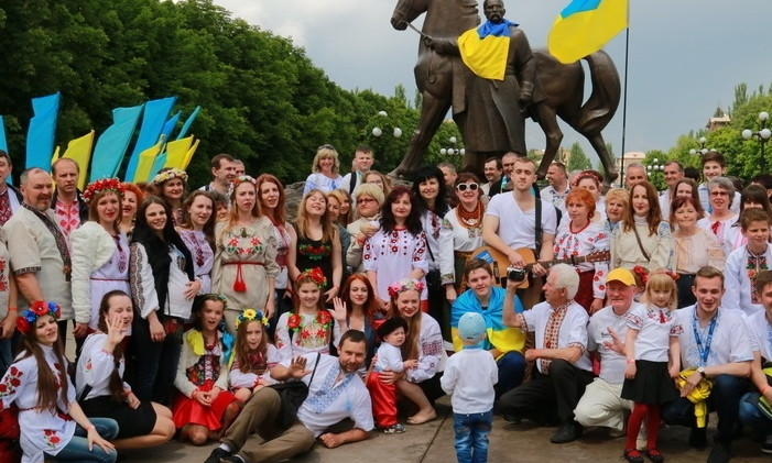 На Днепропетровщине прошел первый парад вышиванок (ФОТО)