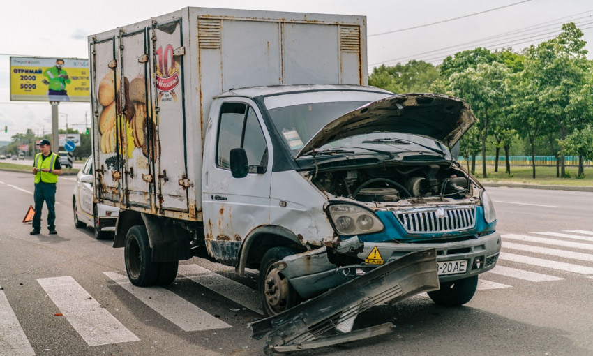 ДТП в Днепре: на дороге столкнулись Renault и машина хлебозавода