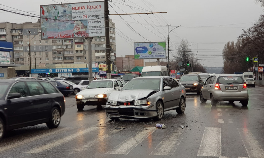 ДТП в Днепре: на дороге столкнулись такси и легковое авто 