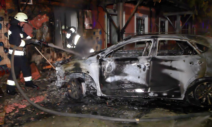 Пожар в Днепре: в центре города горели два автомобиля 